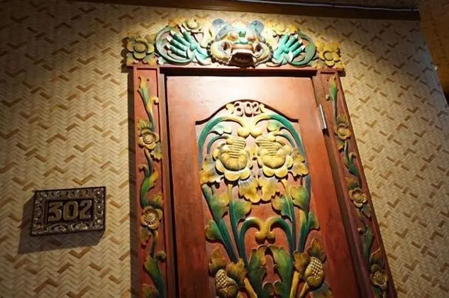 Deluxe Oda, Ek Bina