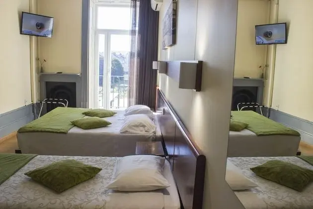 Standard Üç Kişilik Oda, Balkon, Bahçe Manzaralı