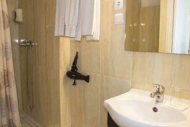 Standard Üç Kişilik Oda, Balkon, Bahçe Manzaralı