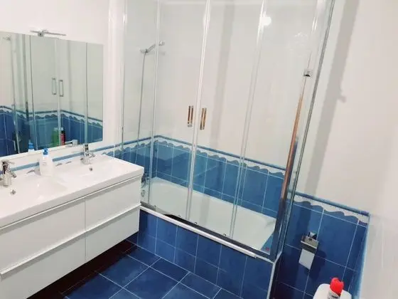 İki Ayrı Yataklı Oda, Ortak Banyo