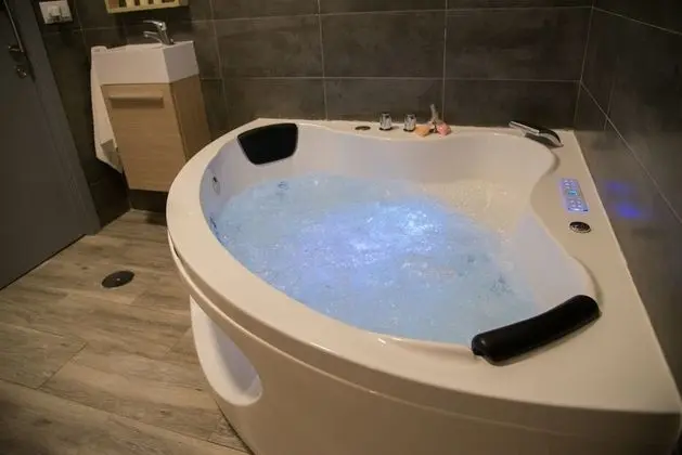 Romantic Stüdyo, Jakuzi (1)