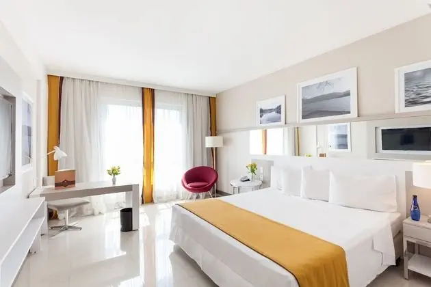 Deluxe Tek Büyük Yataklı Oda, Havuz Manzaralı