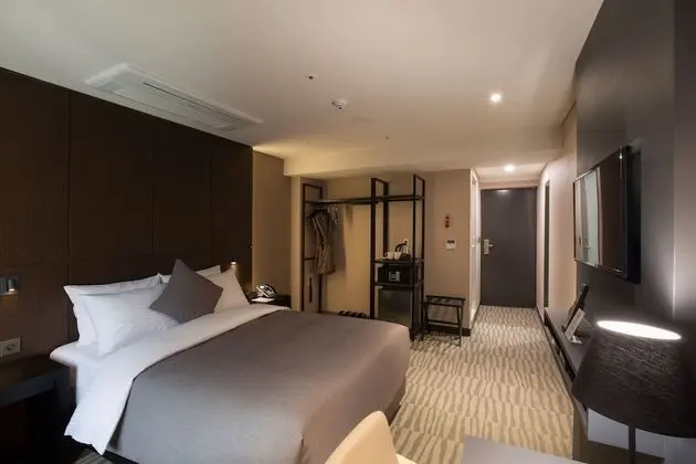 [Tower PKG 2PAX} Deluxe Double (Room + Diamond Tower ticket)