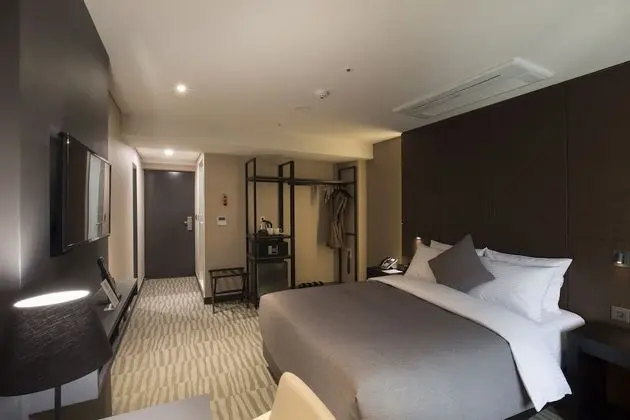 [Tower PKG 2PAX} Deluxe Double (Room + Diamond Tower ticket)