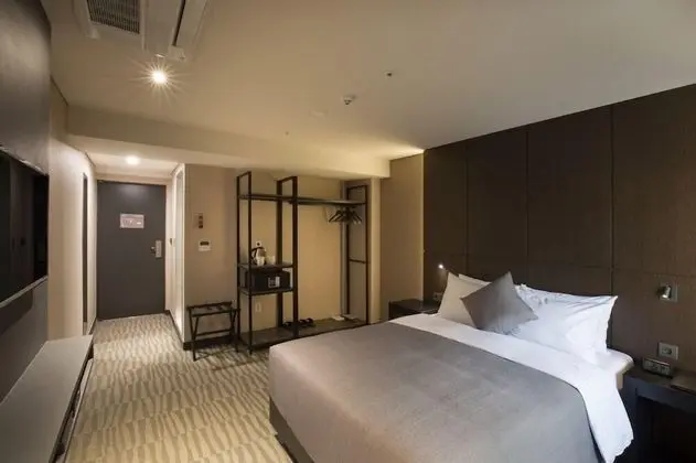 [Tower PKG 2PAX} Deluxe Double (Room + Diamond Tower ticket)