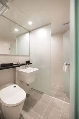 [Tower PKG 2PAX} Deluxe Double (Room + Diamond Tower ticket)