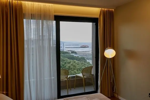 Standard Tek Büyük Yataklı Oda, Kısmi Deniz Manzaralı