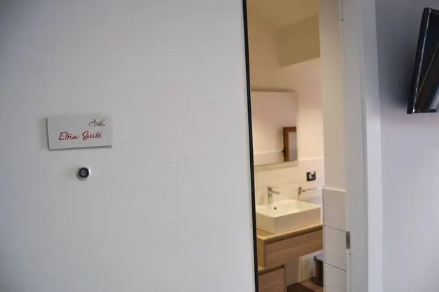 Luxury Tek Büyük Yataklı Oda, 1 Büyük (Queen) Boy Yatak, Balkon, Deniz Manzaralı