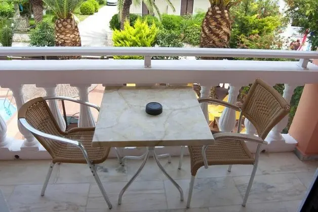 Standard Üç Kişilik Oda, Havuz Manzaralı