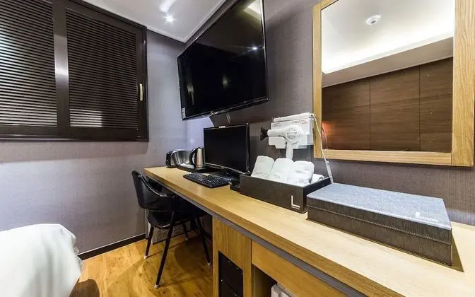 Oda (Standard (Netflix Disney + Apple tv T)