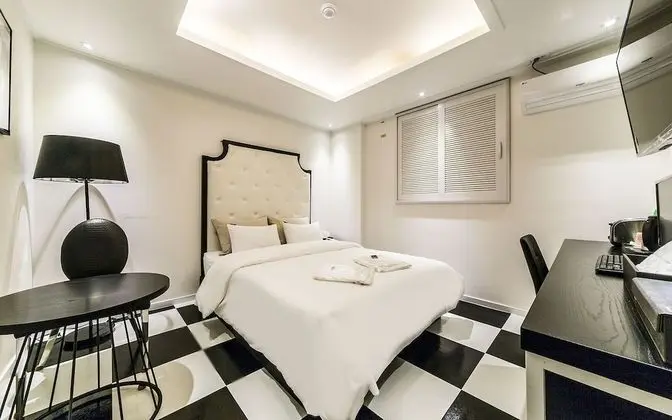 Oda (Standard (Netflix Disney + Apple tv T)