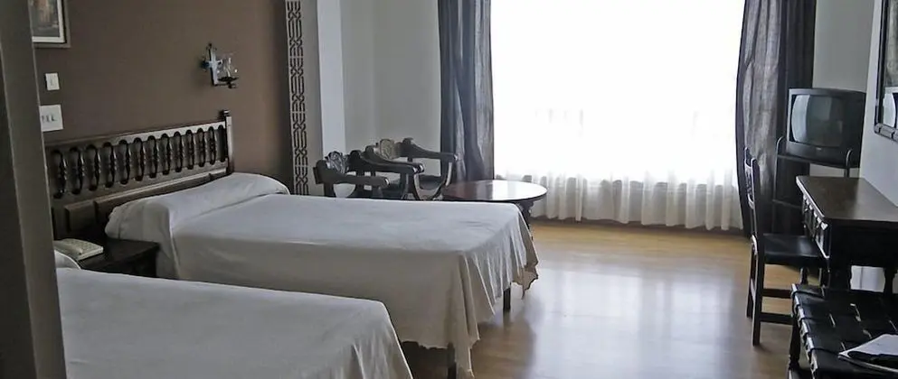 Büyük Yataklı Tek Kişilik Oda