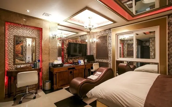 Oda (Love Chair Room (Couple sofa Netflix )