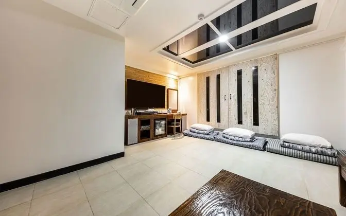 Oda (Ondol Room (Netflix available))