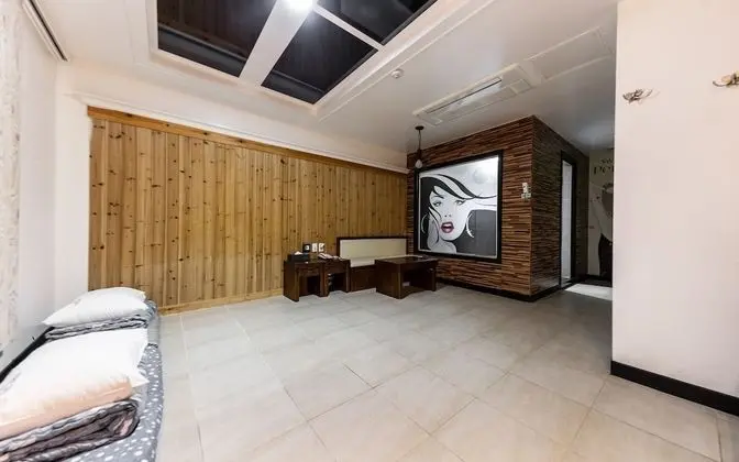 Oda (Ondol Room (Netflix available))