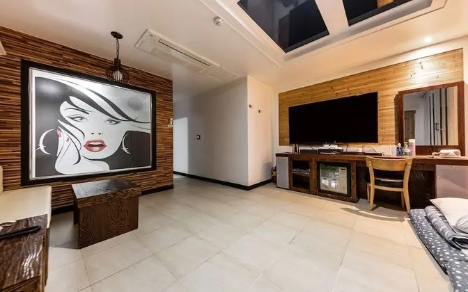 Oda (Ondol Room (Netflix available))