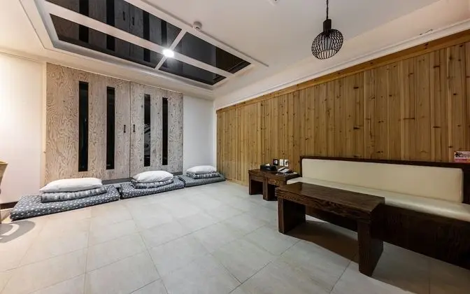 Oda (Ondol Room (Netflix available))