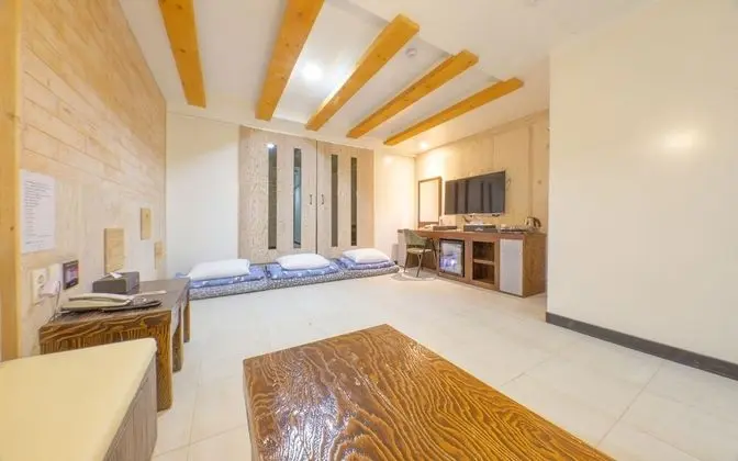 Oda (Ondol Room (Netflix available))