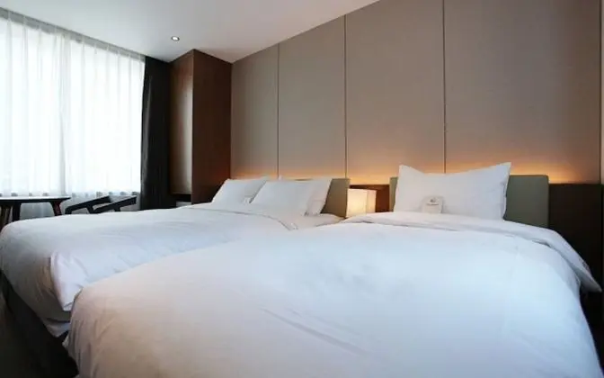 Oda (Late Check-In (70-inch UHD Smart TV N)