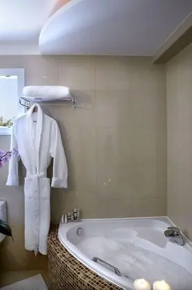 Family Deluxe Suite, Jetted Tub, Sea View