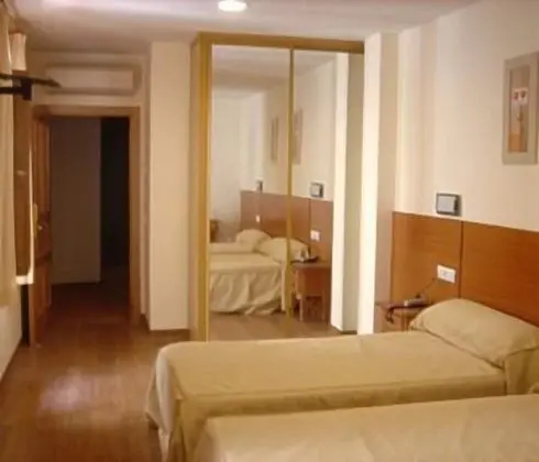 Üç Kişilik Oda