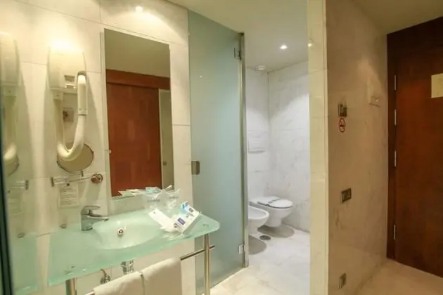 Tek Büyük veya İki Ayrı Yataklı Oda (+ Extra Bed)