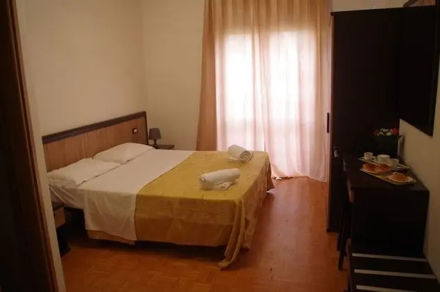 Tek Büyük veya İki Ayrı Yataklı Oda, Ortak Banyo