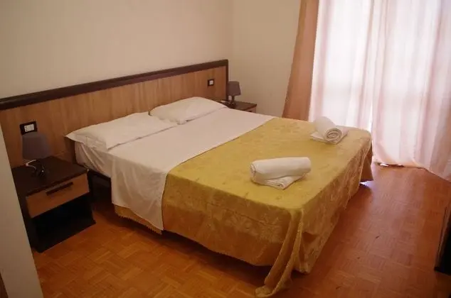 Tek Büyük veya İki Ayrı Yataklı Oda, Ortak Banyo