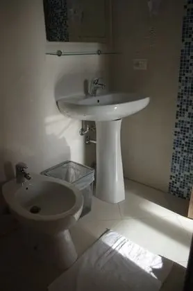 Tek Büyük veya İki Ayrı Yataklı Oda, Ortak Banyo