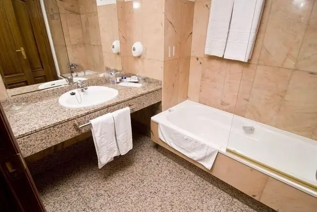 Büyük Yataklı Tek Kişilik Oda