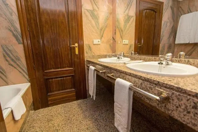 Tek Büyük Yataklı Oda (with extra bed 1.7 x 80cm)