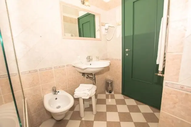 Büyük Yataklı Tek Kişilik Oda