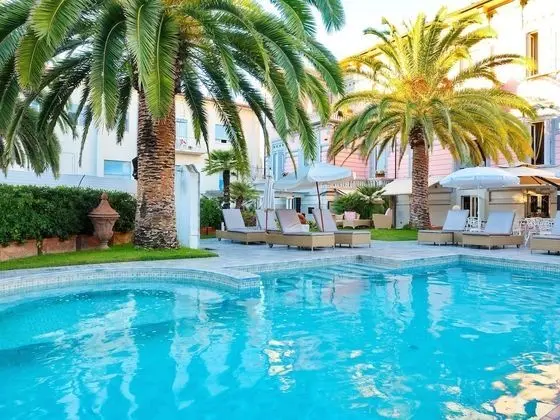 Deluxe Tek Büyük veya İki Ayrı Yataklı Oda, Balkon, Havuz Manzaralı