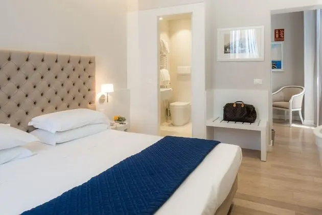 Deluxe Tek Büyük veya İki Ayrı Yataklı Oda, Balkon, Havuz Manzaralı