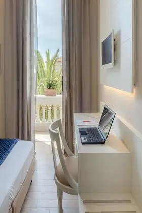 Deluxe Tek Büyük veya İki Ayrı Yataklı Oda, Balkon, Havuz Manzaralı