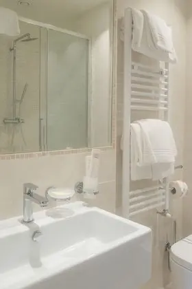 Deluxe Tek Büyük veya İki Ayrı Yataklı Oda, Balkon, Havuz Manzaralı