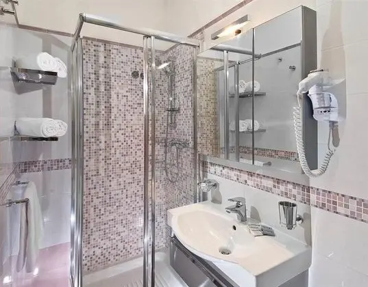 Üç Kişilik Oda