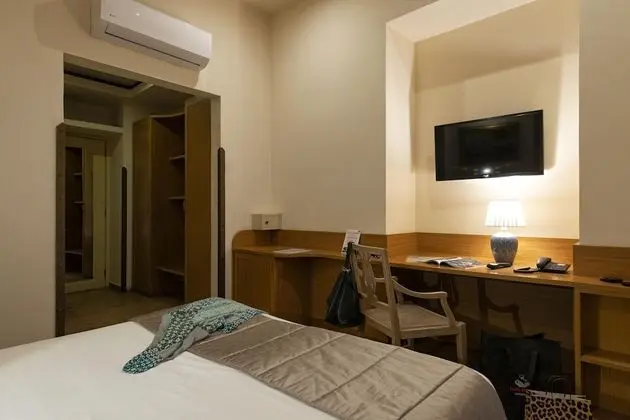 Büyük Yataklı Tek Kişilik Oda