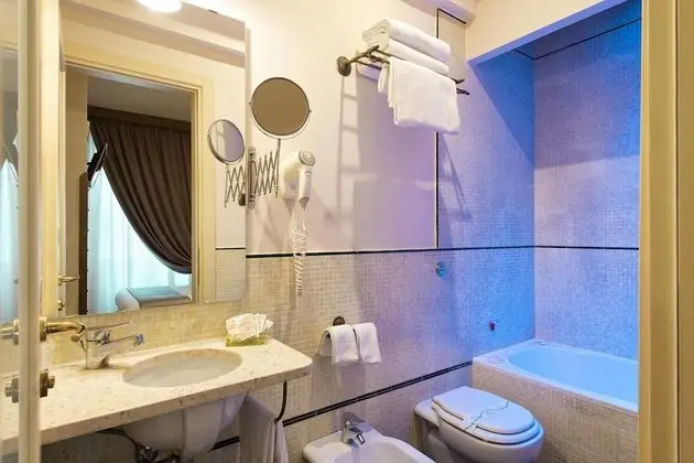 Büyük Yataklı Tek Kişilik Oda