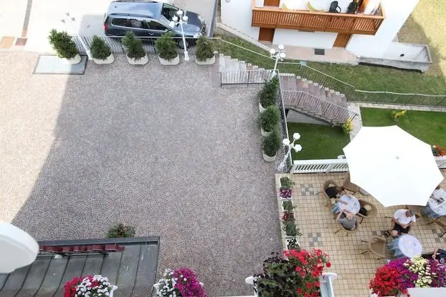 Üç Kişilik Oda