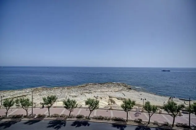 Tek Büyük veya İki Ayrı Yataklı Oda, Deniz Manzaralı