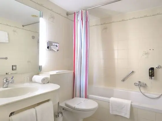 Standard Üç Kişilik Oda, Avlu Manzaralı (no air condition, existing sofa bed)