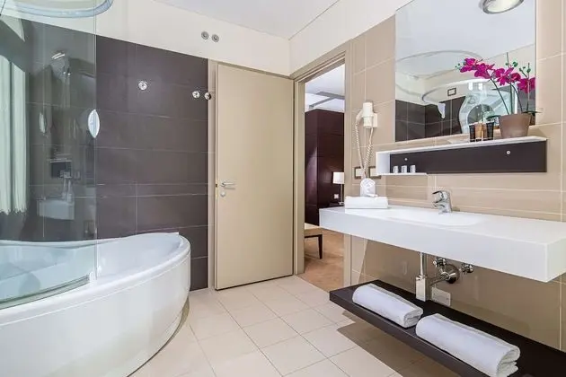 Superior Oda, Birden Çok Yatak, Balkon (Converts to 2 Twin Beds)