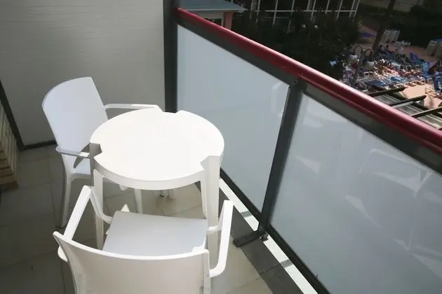 Standard Tek Büyük veya İki Ayrı Yataklı Oda, Balkon, Havuz Manzaralı