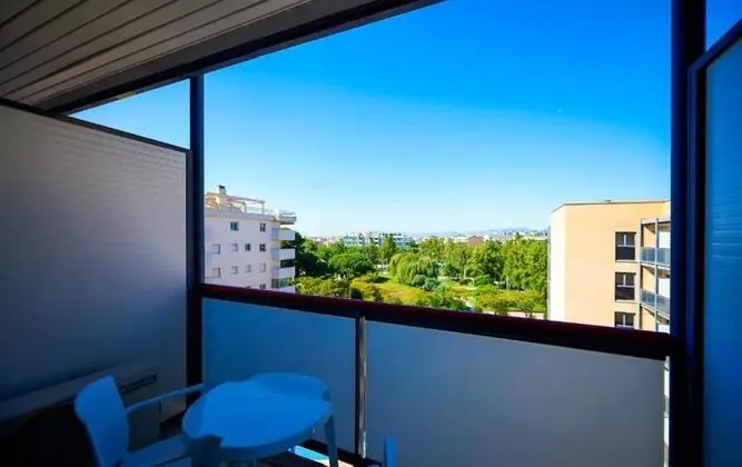 Standard Tek Büyük Yataklı Oda, Balkon, Havuz Manzaralı