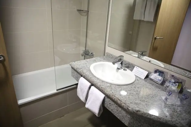 Standard Tek Büyük Yataklı Oda, Balkon, Havuz Manzaralı