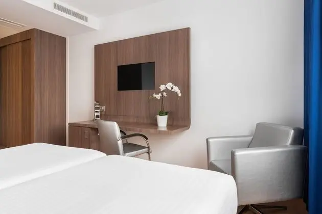 Üç Kişilik Oda, Şehir Manzaralı
