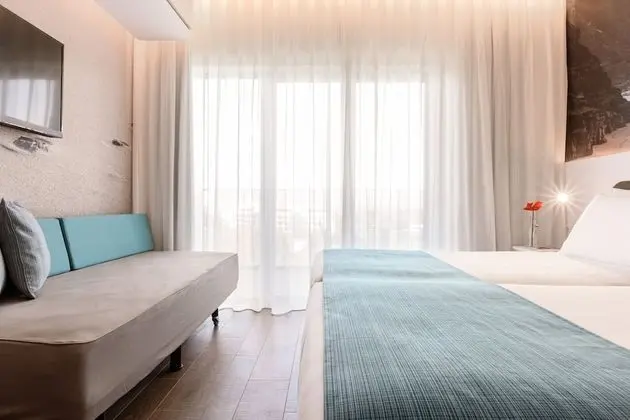 Üç Kişilik Oda, Şehir Manzaralı