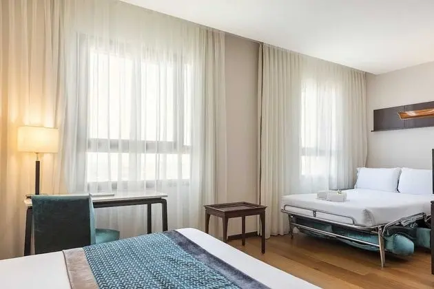 Üç Kişilik Oda, Şehir Manzaralı