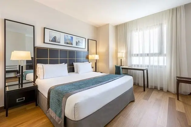Üç Kişilik Oda, Şehir Manzaralı